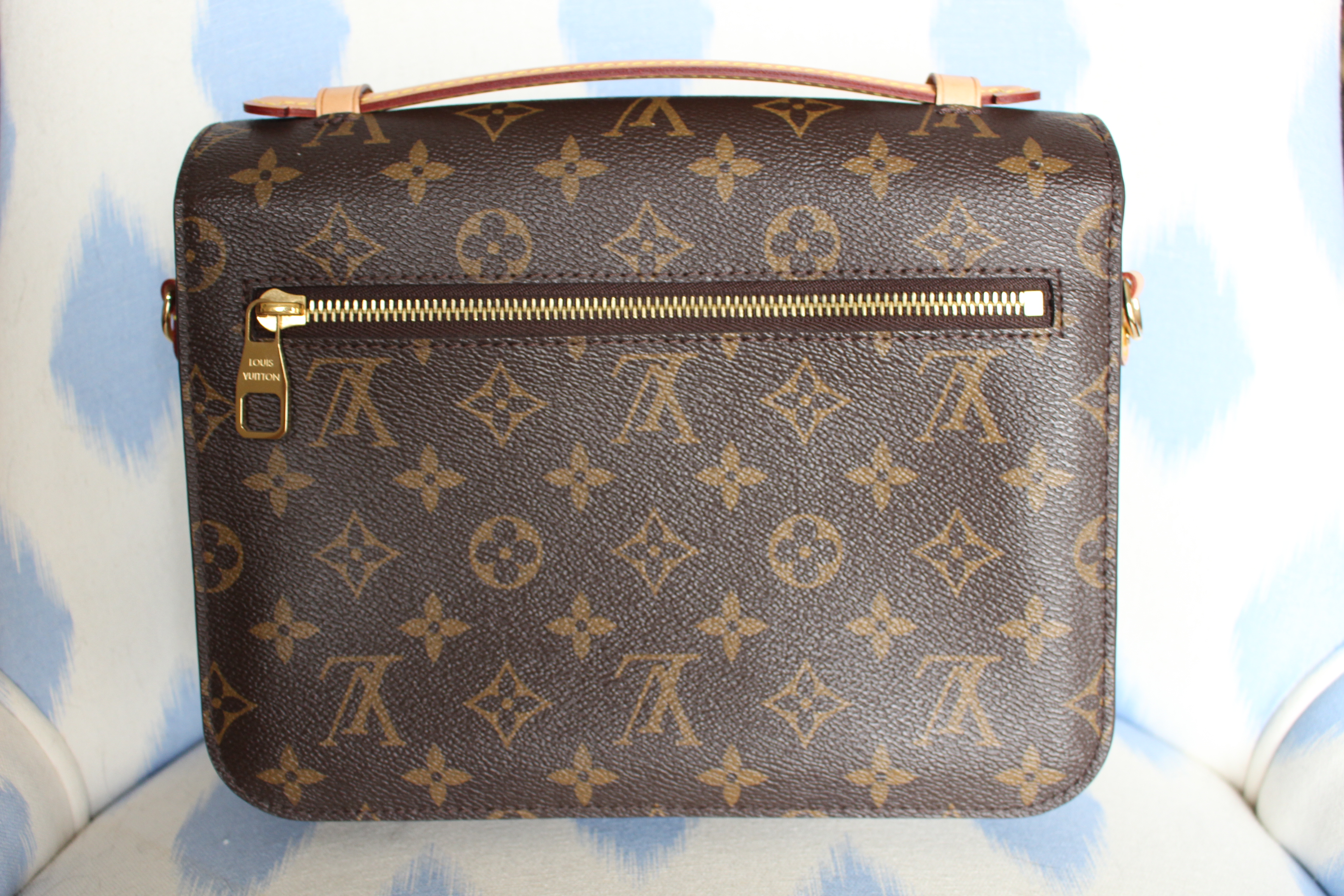 Pochette Metis in monogram with back leather zipper pull. I have been  seeing a few on 'reputable' resale sites like fashionfile and tradesy. Did Louis  vuitton ever do this? : r/Louisvuitton